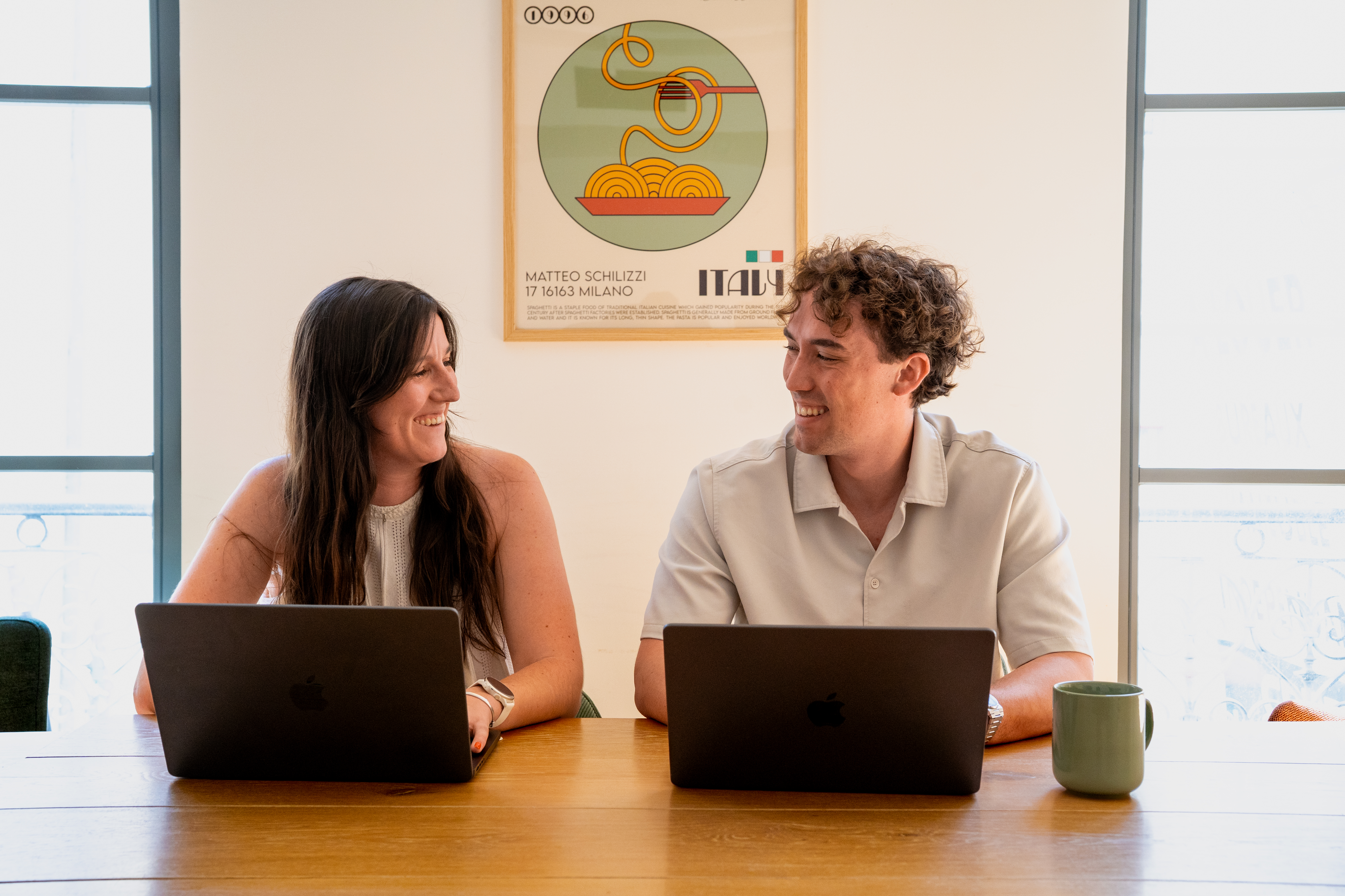 Deux collaborateurs Galadrim en discussion devant leurs ordinateurs